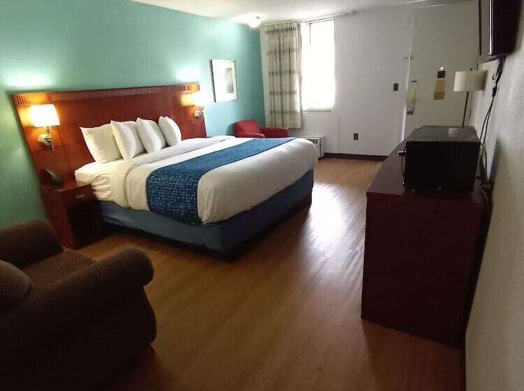 Отель Travelodge By Wyndham Petersburg