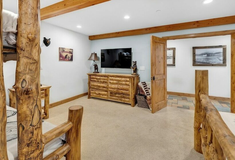 Majestic Lodge Retreat Amenities & Views