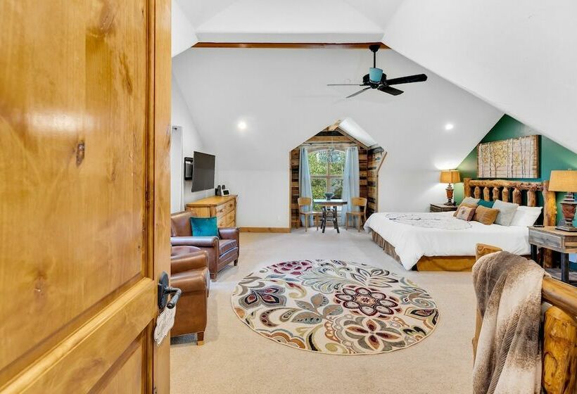 Majestic Lodge Retreat Amenities & Views