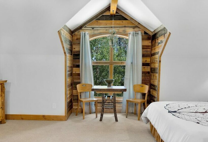 Majestic Lodge Retreat Amenities & Views