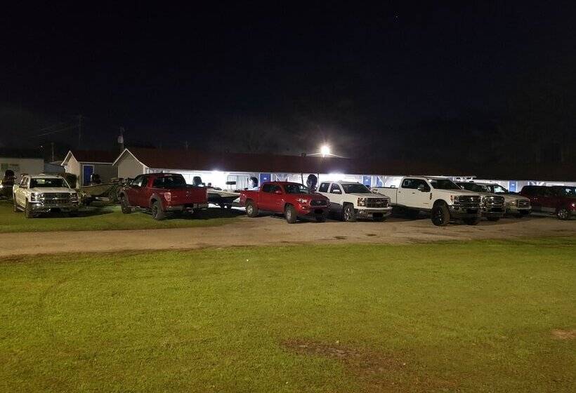 فندق على الطريق Clear Lakes Inn