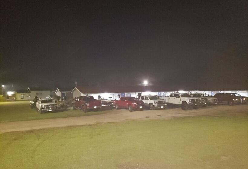 فندق على الطريق Clear Lakes Inn