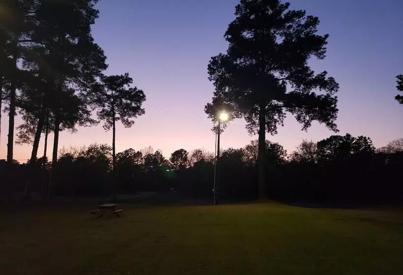 Motelli Clear Lakes Inn