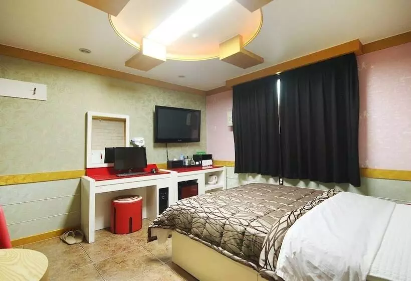 Diamond Motel