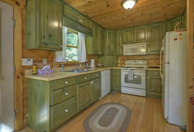 Thunder Falls Cabin Perched Over 10ft Waterfalls!