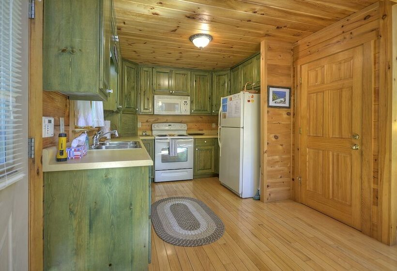 Thunder Falls Cabin Perched Over 10ft Waterfalls!