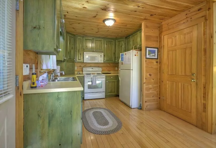 Thunder Falls Cabin Perched Over 10ft Waterfalls!