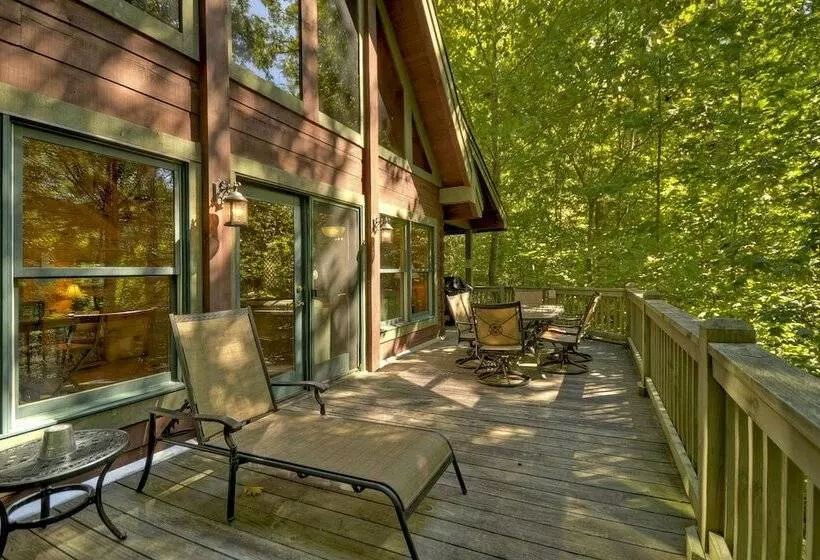 Thunder Falls Cabin Perched Over 10ft Waterfalls!