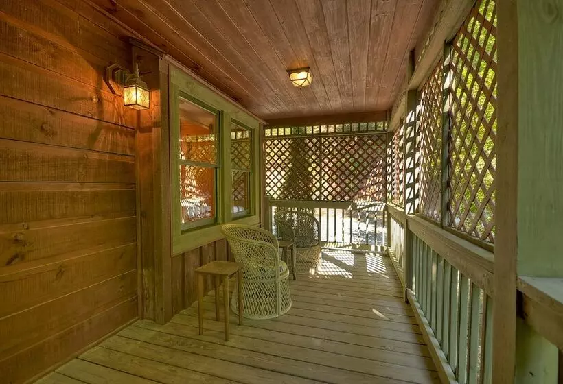 Thunder Falls Cabin Perched Over 10ft Waterfalls!
