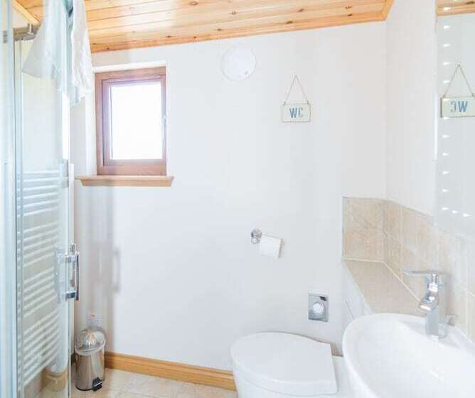 Barn Lodge With Hot Tub Near Cupar, Fife