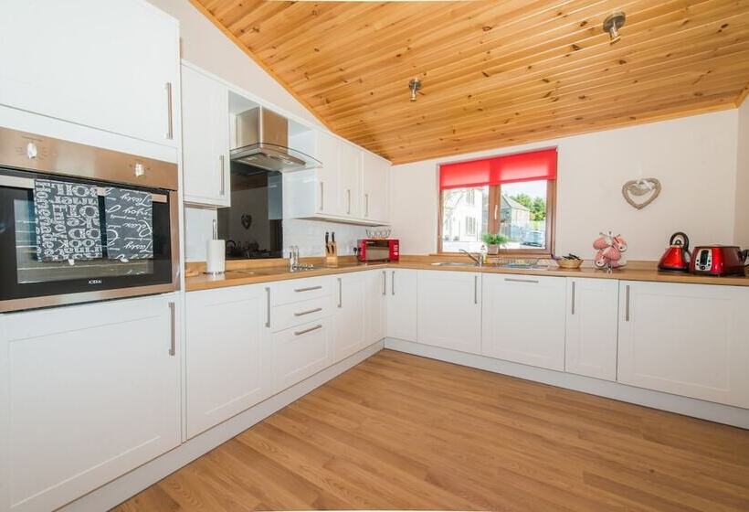 Barn Lodge With Hot Tub Near Cupar, Fife