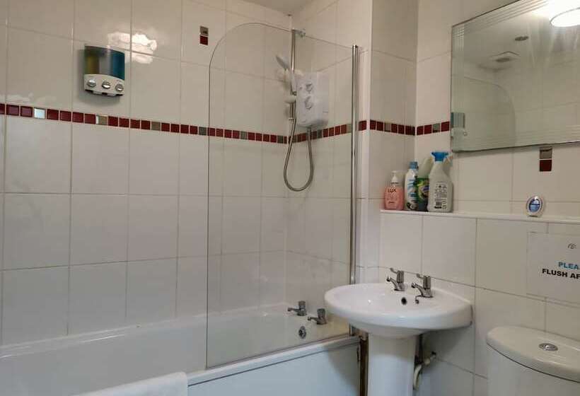 פנסיון Liverpool City Centre Private Rooms Including Smart Tvs   With Shared Bathroom