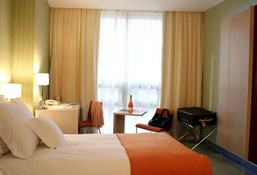 בית מלון כפרי Golden Tulip Ana Tower Sibiu