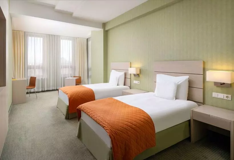 בית מלון כפרי Golden Tulip Ana Tower Sibiu