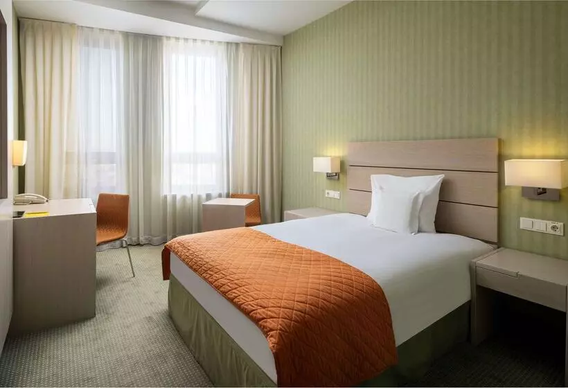 בית מלון כפרי Golden Tulip Ana Tower Sibiu