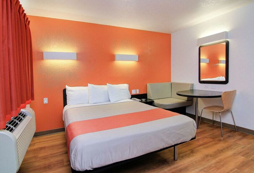Motel 6 Old Town Scottsdale Fashion Square