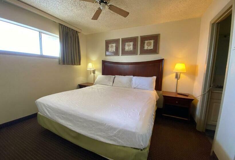 Del Rio Budget & Studio