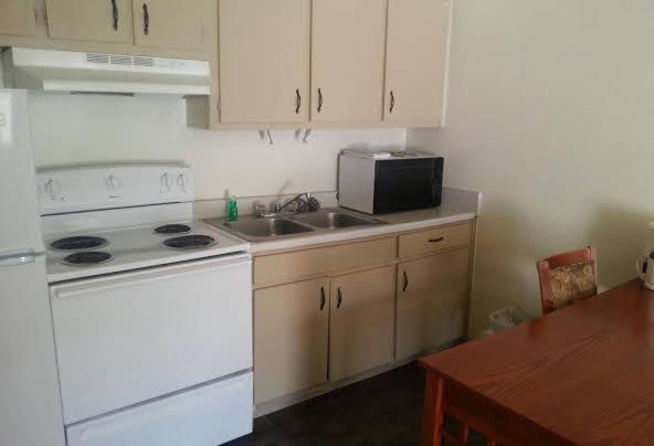 Del Rio Budget & Studio