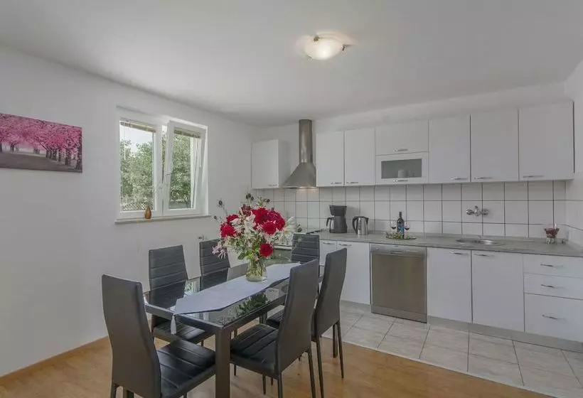 Beautiful Villa For Up To 6 Persons With Private Pool And Garden