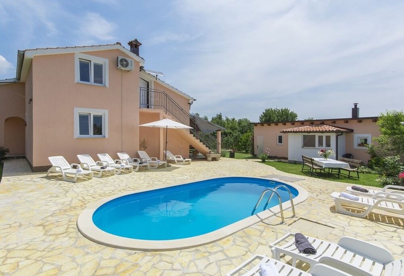 Beautiful Villa For Up To 6 Persons With Private Pool And Garden
