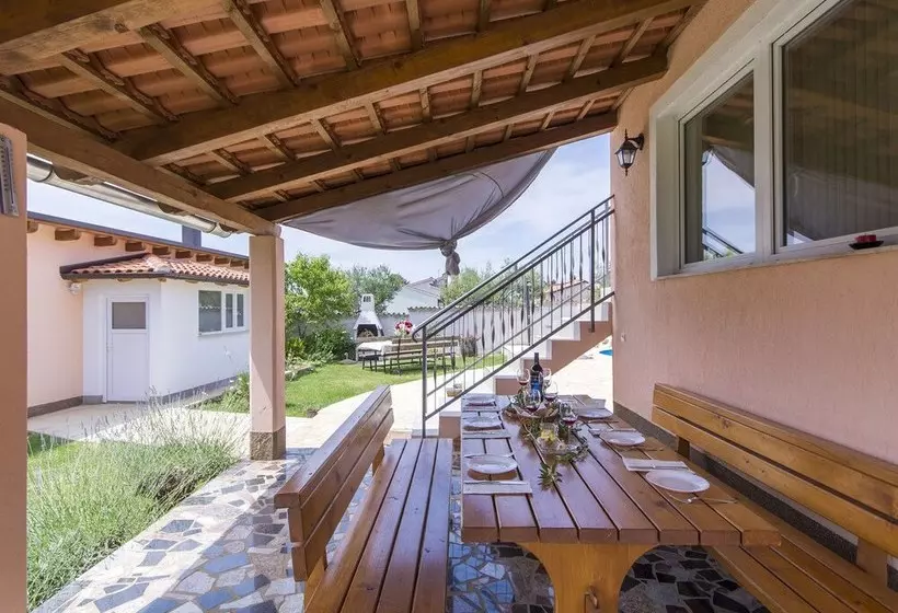 Beautiful Villa For Up To 6 Persons With Private Pool And Garden