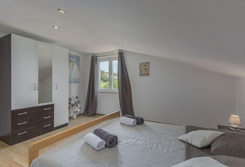 Beautiful Villa For Up To 6 Persons With Private Pool And Garden