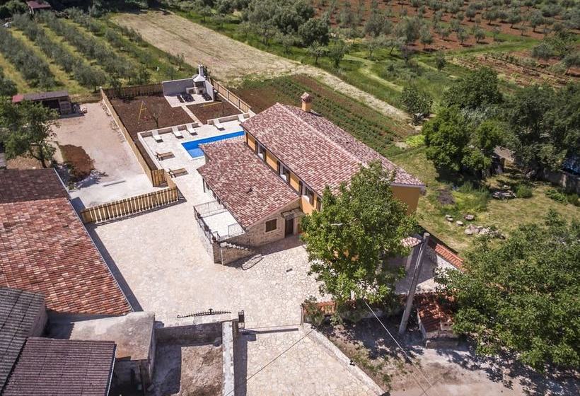 New And Very Comfortable And Nice Decorated Villa With Pool For 8 People