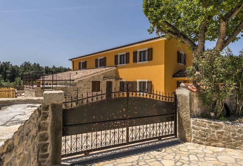 New And Very Comfortable And Nice Decorated Villa With Pool For 8 People