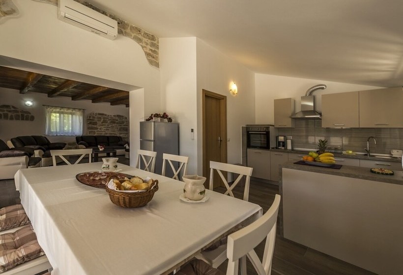 New And Very Comfortable And Nice Decorated Villa With Pool For 8 People