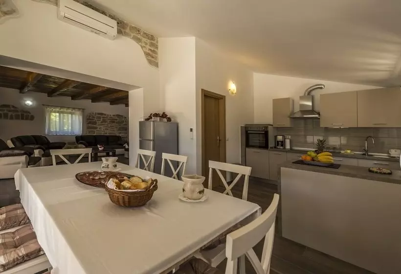 New And Very Comfortable And Nice Decorated Villa With Pool For 8 People