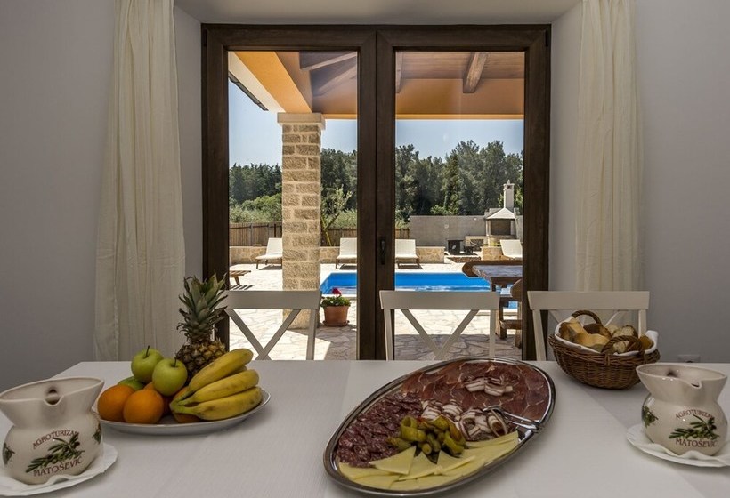 New And Very Comfortable And Nice Decorated Villa With Pool For 8 People