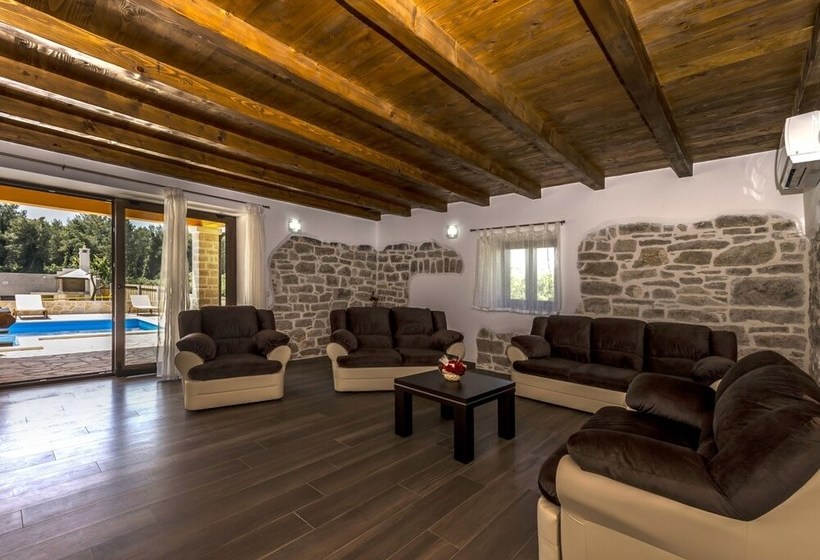 New And Very Comfortable And Nice Decorated Villa With Pool For 8 People