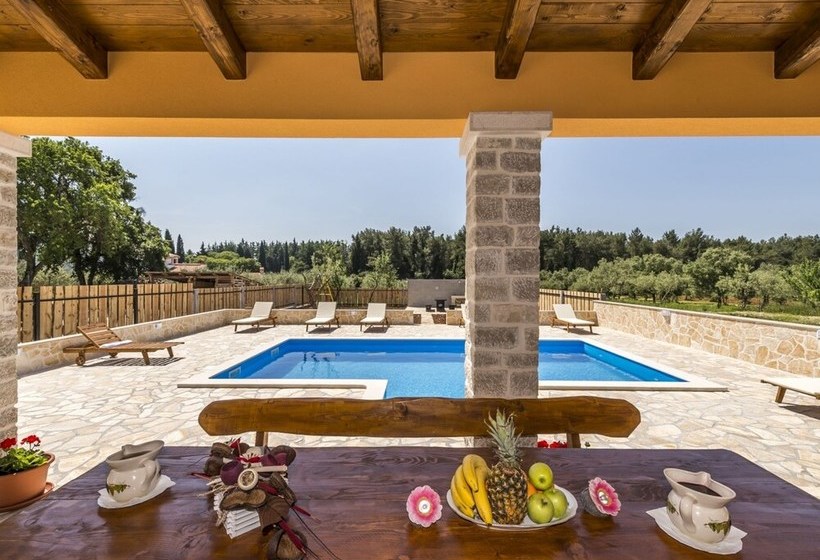 New And Very Comfortable And Nice Decorated Villa With Pool For 8 People