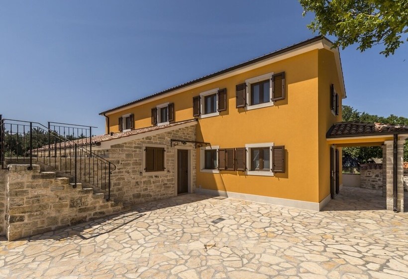 New And Very Comfortable And Nice Decorated Villa With Pool For 8 People