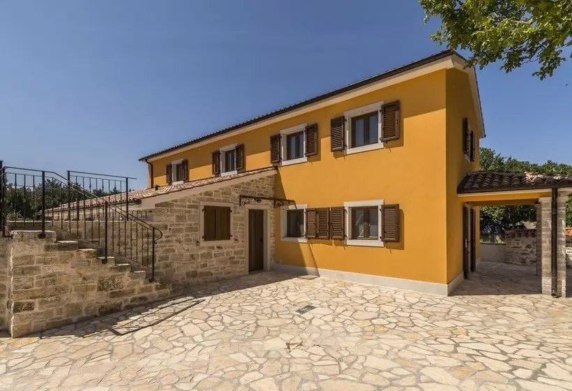 New And Very Comfortable And Nice Decorated Villa With Pool For 8 People