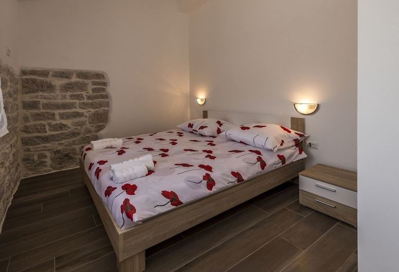 New And Very Comfortable And Nice Decorated Villa With Pool For 8 People