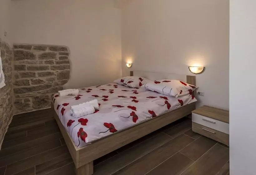 New And Very Comfortable And Nice Decorated Villa With Pool For 8 People