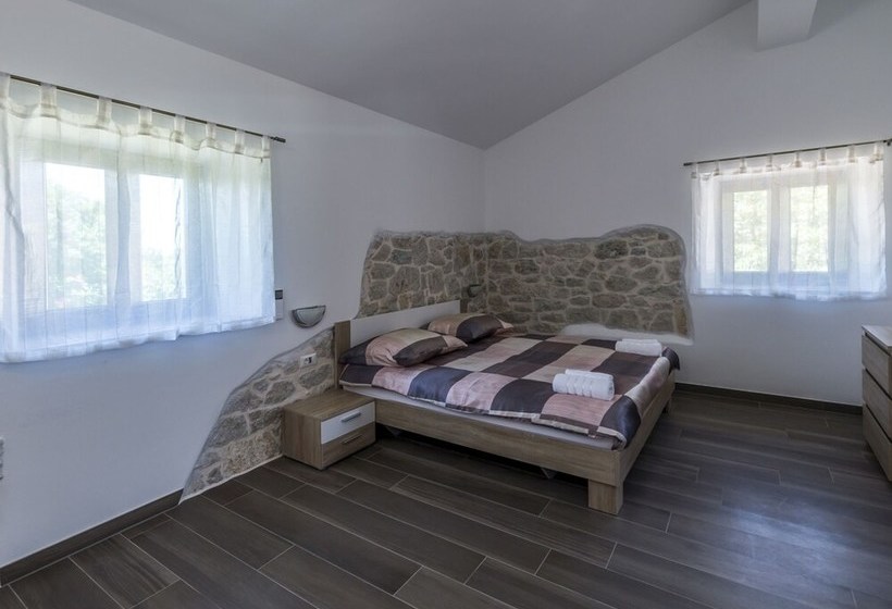 New And Very Comfortable And Nice Decorated Villa With Pool For 8 People