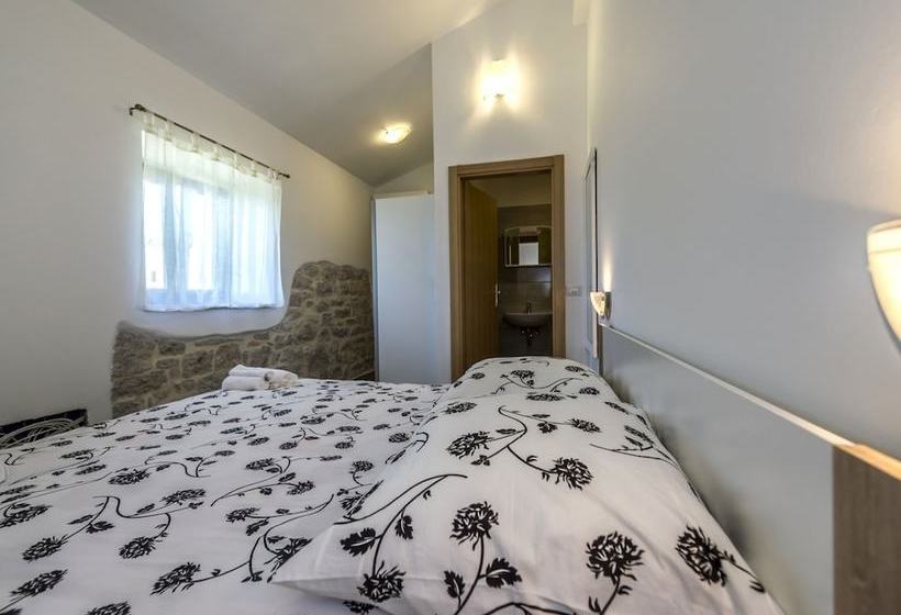 New And Very Comfortable And Nice Decorated Villa With Pool For 8 People