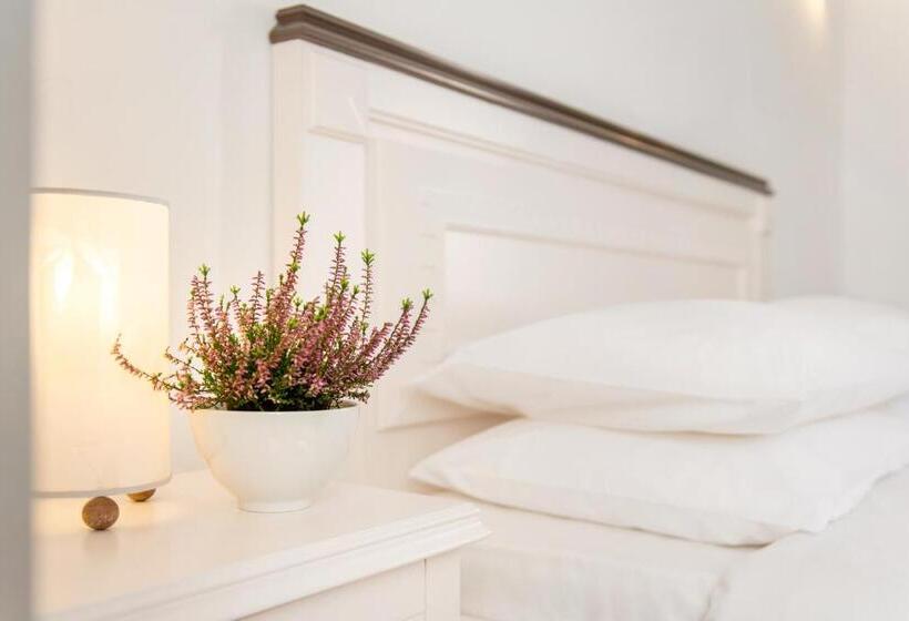 هتل Seaside By Manos