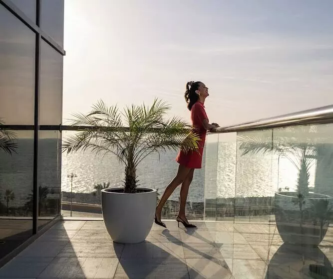 هتل Th8 Palm Dubai Beach Resort Vignette Collection, An Ihg