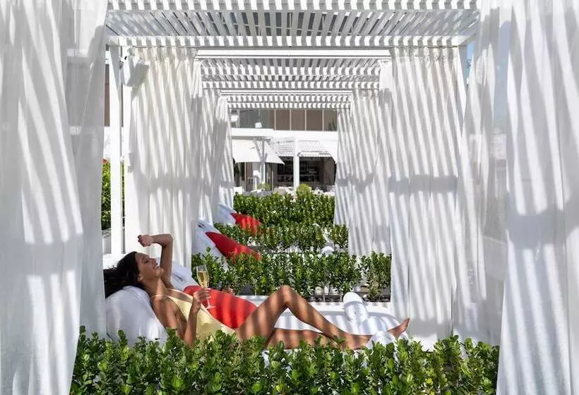 هتل Th8 Palm Dubai Beach Resort Vignette Collection, An Ihg