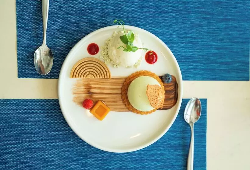 هتل Th8 Palm Dubai Beach Resort Vignette Collection, An Ihg