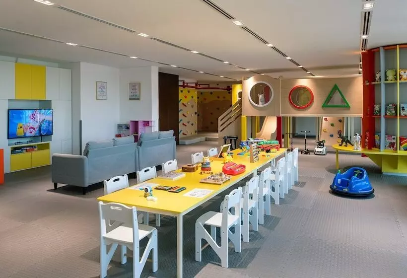 هتل Th8 Palm Dubai Beach Resort Vignette Collection, An Ihg