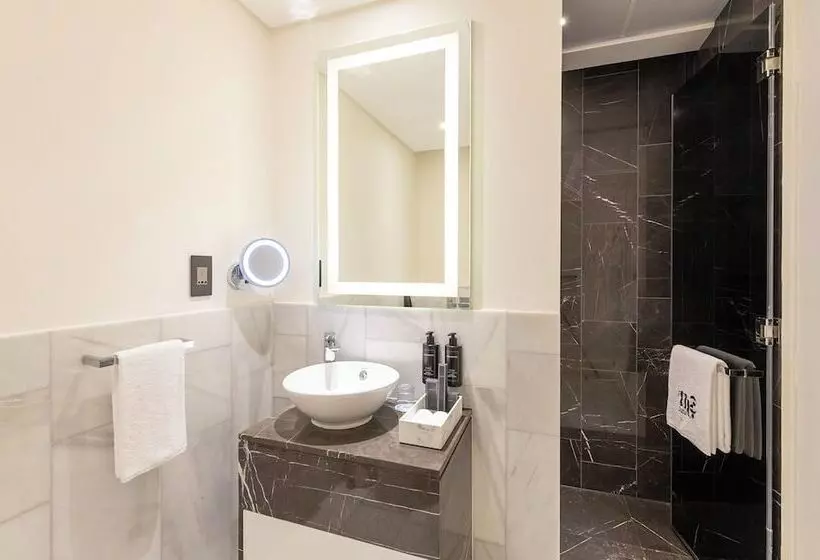 هتل Th8 Palm Dubai Beach Resort Vignette Collection, An Ihg