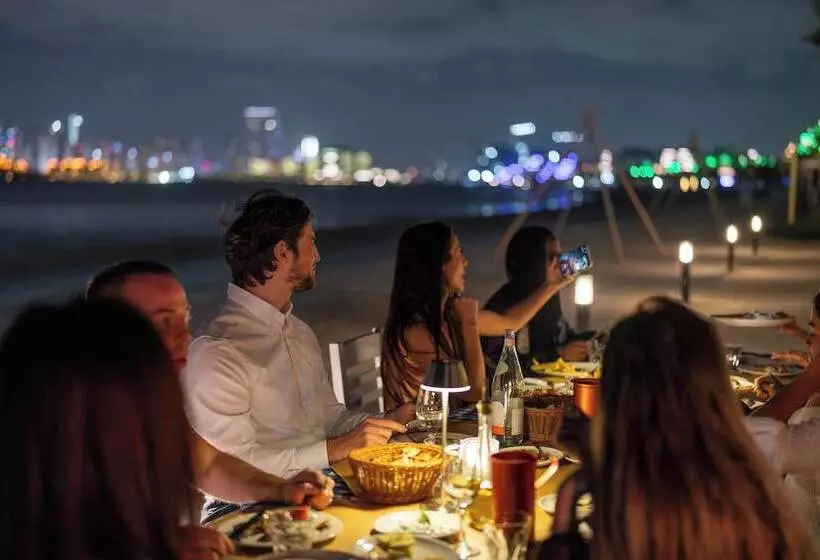هتل Th8 Palm Dubai Beach Resort Vignette Collection, An Ihg