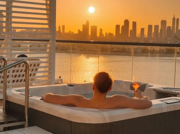 هتل Th8 Palm Dubai Beach Resort Vignette Collection, An Ihg