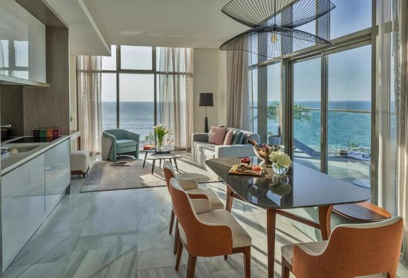 هتل Th8 Palm Dubai Beach Resort Vignette Collection, An Ihg