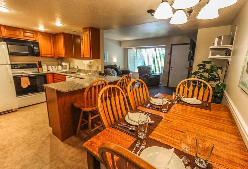 ホテル Wolf Creek Village