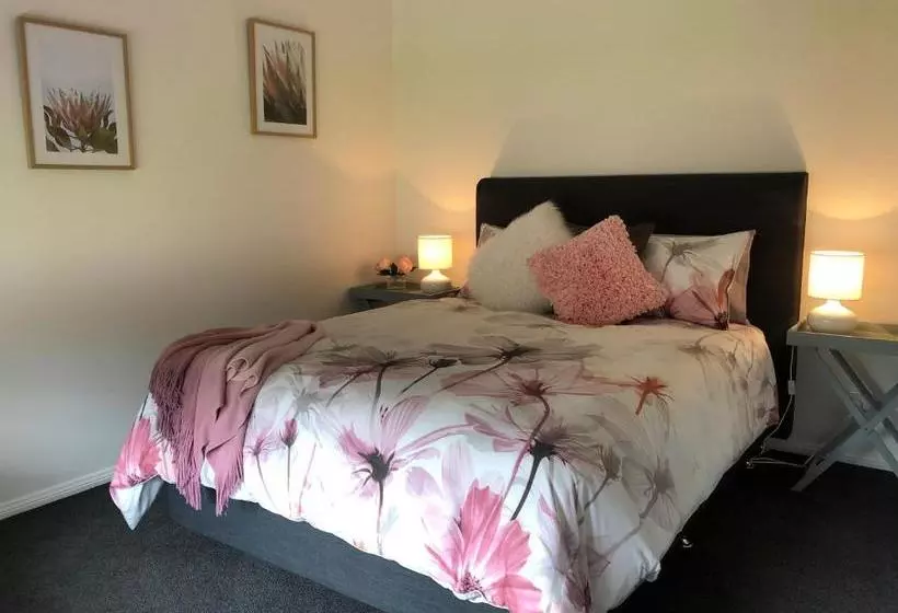 ベッドアンドブレックファースト Rosewood Cottage